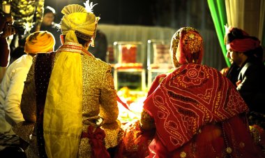 क्या सोशल मीडिया शादीशुदा जीवन में दूरियाँ बढ़ा रहा है?